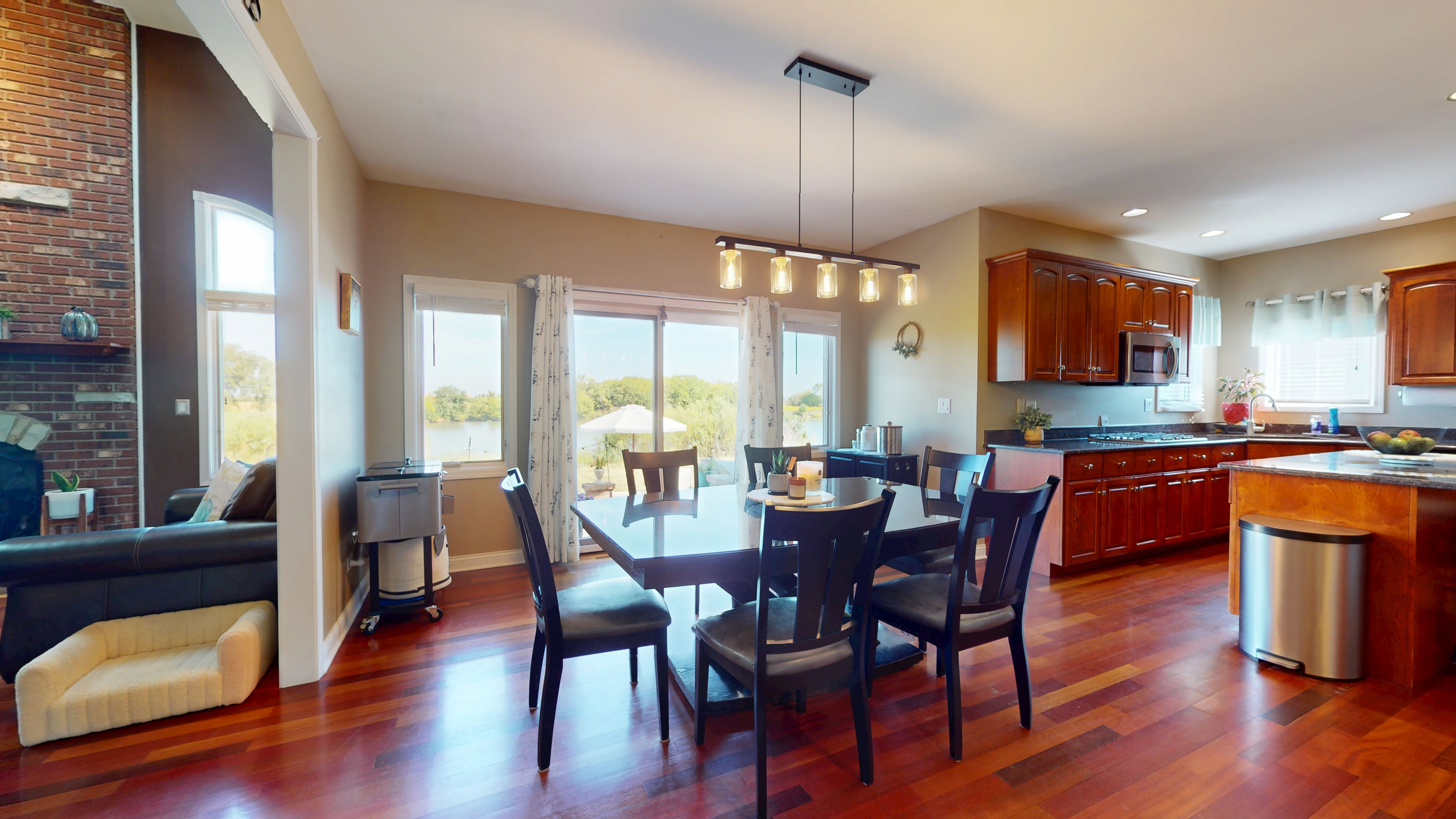 08 Breakfast Area